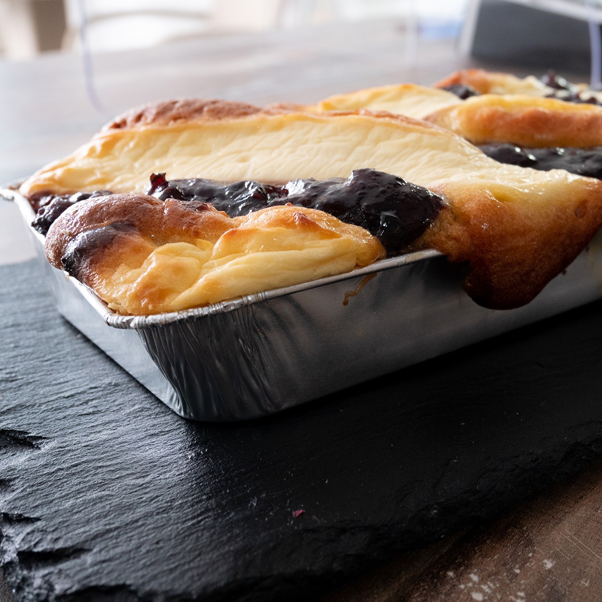 Ciasto biszkoptowe z czarną porzeczką.