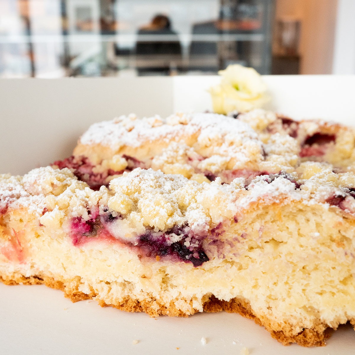 Ciasto drożdżowe z sezonowymi owocami - nikt mu się nie oprze. :)