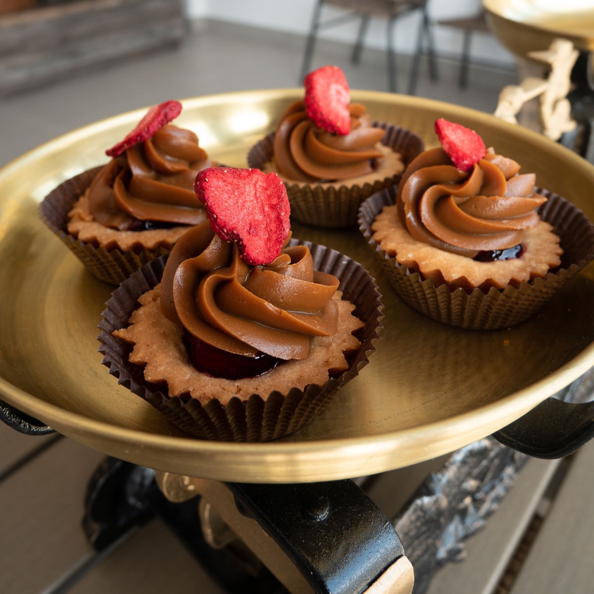 Babeczki z masą kajmakową i truskawką.