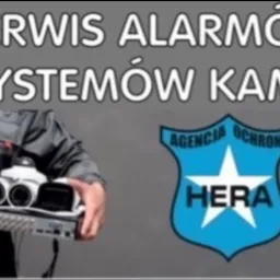Mężczyzna w szarym kombinezonie trzyma rejestrator i dwie kamery CCTV; w tle logo Agencji Ochrony Hera oraz napis 'Serwis alarmów i systemów kamer'.