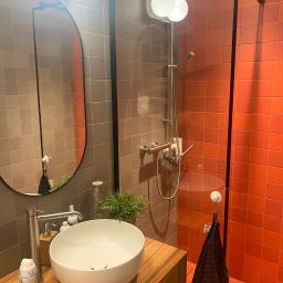 Nowoczesna łazienka w ciepłych kolorach
