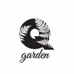 Czarno-białe logo firmy ogrodniczej: litera Q wypełniona motywem paproci, poniżej napis 'garden' ozdobną czcionką.