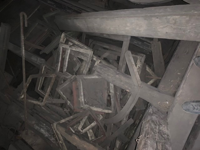 Rozbiorka szopy pełnej okien i krokwi