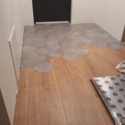 Oryginalne łączenie paneli podłogowych z kafelkami