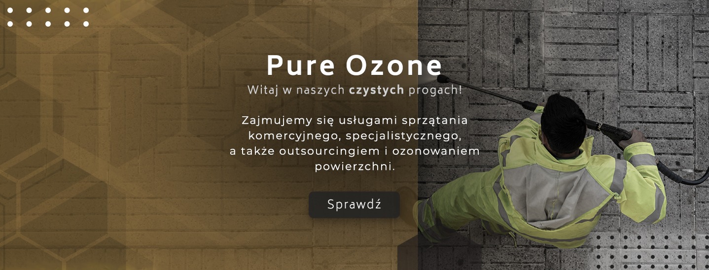 Pracownik w odblaskowej kamizelce czyści chodnik z kostki brukowej za pomocą myjki ciśnieniowej, widok z góry.