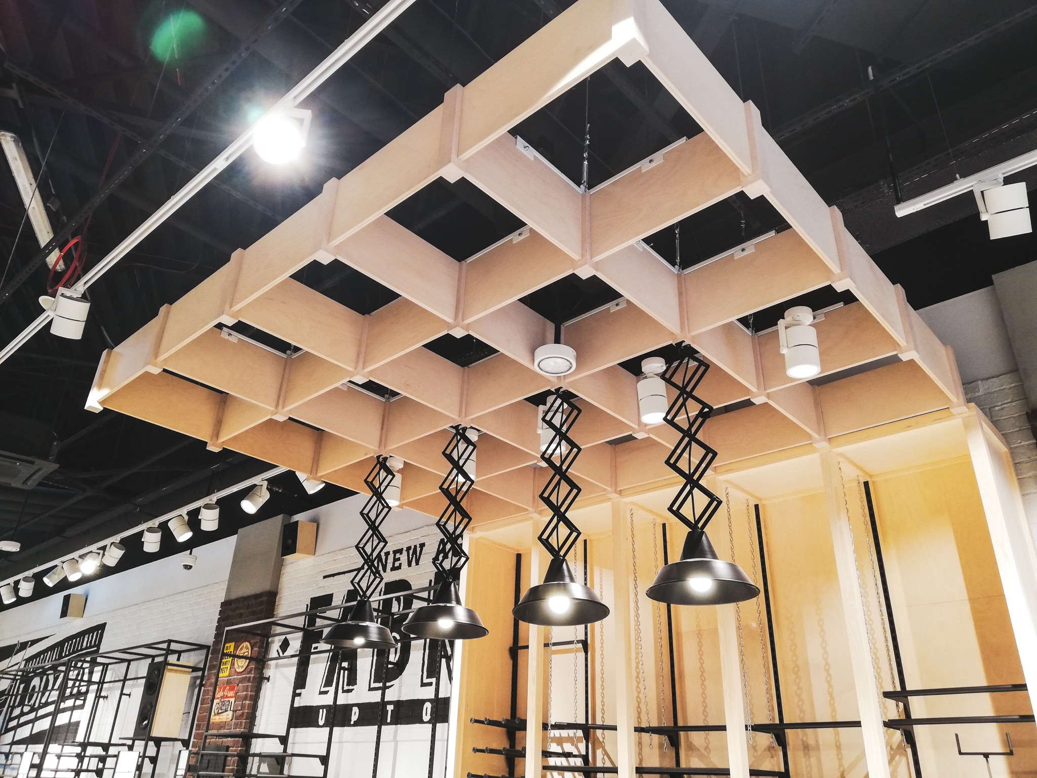 Realizacja salonu odzieżowego - House