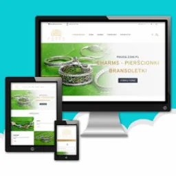Responsywna strona internetowa sklepu jubilerskiego pavos.com.pl wyświetlona na monitorze, tablecie i smartfonie. Widoczne pierścionki, charmsy i bransoletki na tle zielonego liścia.
