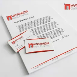 Wizytówki, papier firmowy i ulotka z identycznym logo i danymi kontaktowymi firmy MyPixMedia, ułożone na białym tle pod kątem.