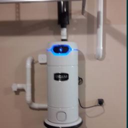 DECOR Damian Marek - Centralny odkurzacz BEAM zamontowany na ścianie, z widocznymi rurami instalacji oraz podświetleniem LED.