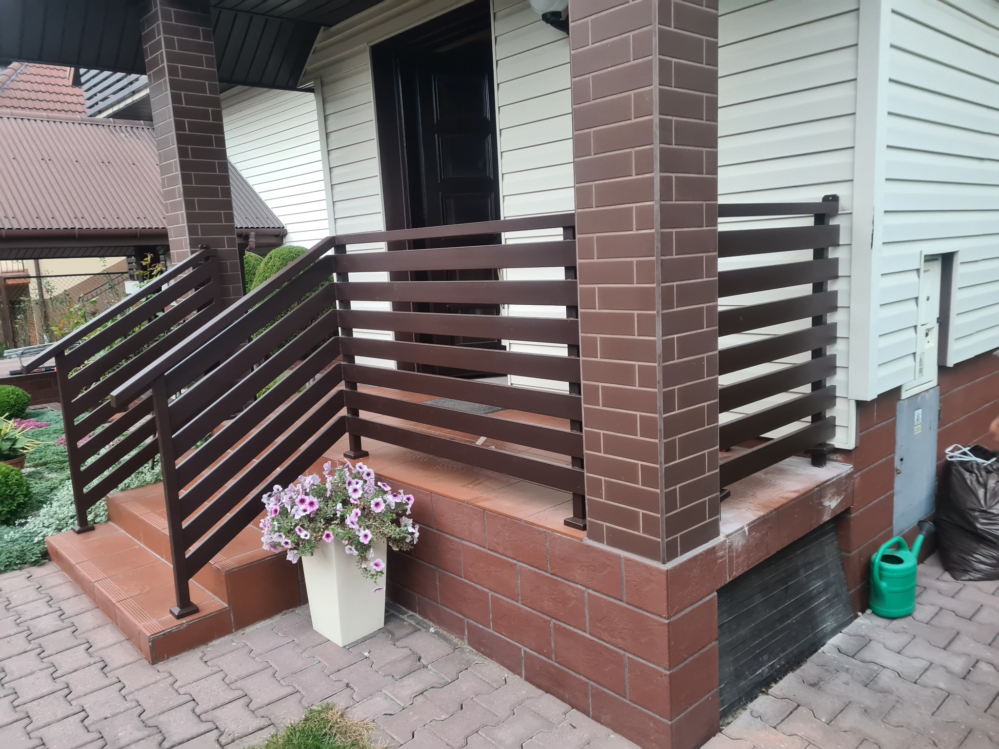 Balustrada zewnętrzna wykonana z profili zamkniętych nierdzewnych lakierowana