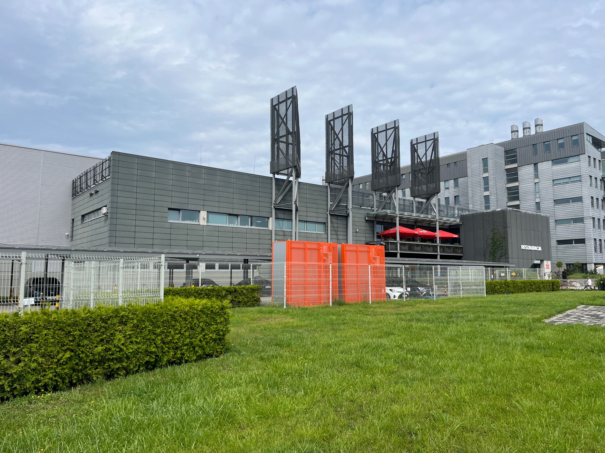 Carport z modułami PV o mocy 107,5 kWp z 2 magazynami energii dla Amberexpo w Gdańsku