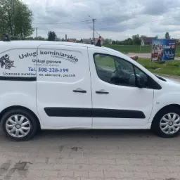 Biały samochód dostawczy z napisem 'Usługi kominiarskie, czyszczenie, przeglądy', 'Usługi gazowe, przeglądy, dozór i eksploatacja', 'Usuwanie owadów - os, szerszeni, pszczół' oraz numerem telefonu,...