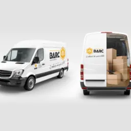 Wizualizacja białego samochodu dostawczego z logo i hasłem firmy transportowej, tył pojazdu z widocznym załadunkiem kartonów.