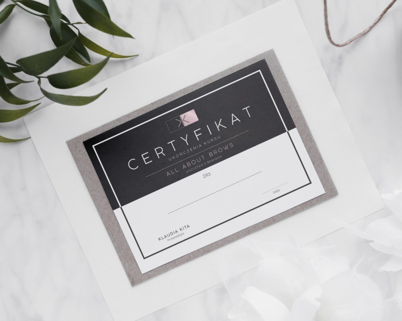Elegancki certyfikat ukończenia kursu stylizacji brwi, minimalistyczny design z elementami florystycznymi w tle.