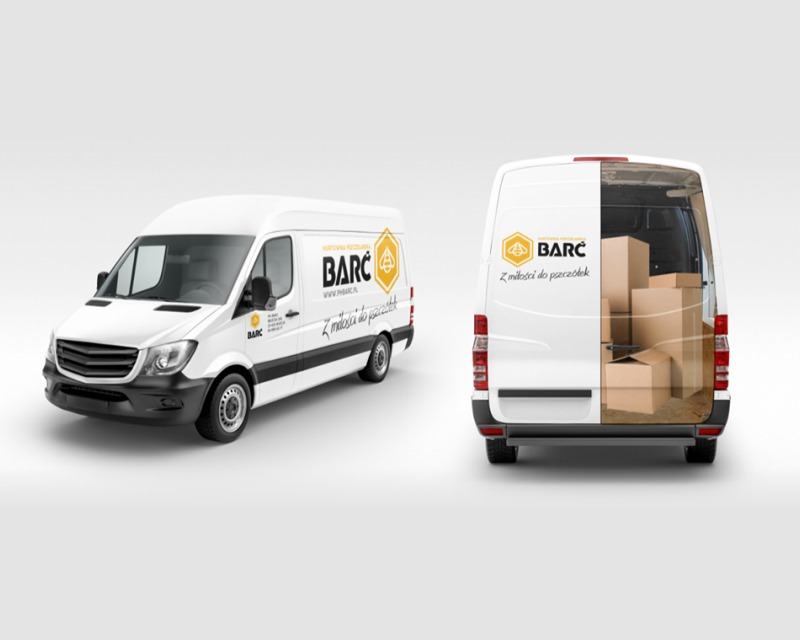 Wizualizacja białego samochodu dostawczego z logo i hasłem firmy transportowej, tył pojazdu z widocznym załadunkiem kartonów.