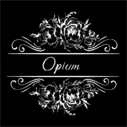 Czarno-biała grafika z stylizowanymi kwiatami i ozdobnymi zawijasami, w centrum napis 'Opium'.