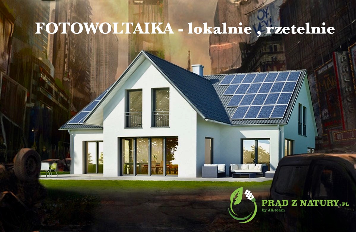 Wizualizacja domu jednorodzinnego z panelami słonecznymi na dachu, z tłem przedstawiającym zurbanizowany krajobraz. Na pierwszym planie widać logo firmy.