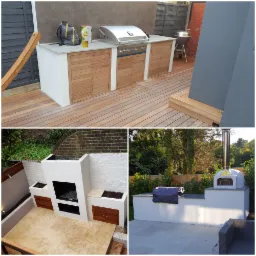 Kompozycja trzech zdjęć przedstawiających elementy wyposażenia zewnętrznego: grill gazowy z szafkami na drewnianym tarasie, zewnętrzny kominek z miejscem na grill i szafkami oraz piec do pizzy...