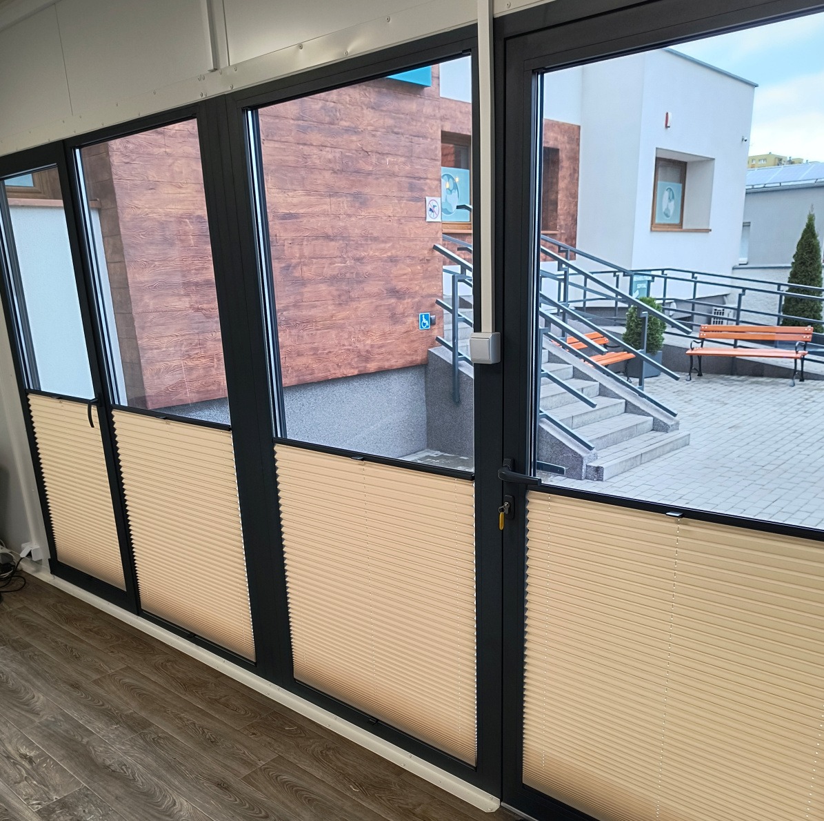 Plisy okienne - tkanina z warstwą 'perloną' odbijającą światło słoneczne.