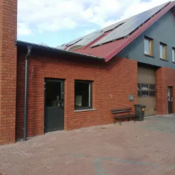 Malowanie elewacji i położenie cegiełki