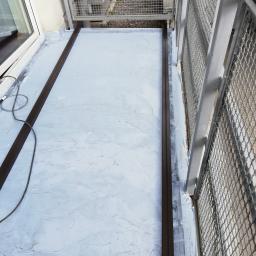 Renowacja balkonu z izolacją ułożenie deski kompozytowej z obróbką 