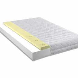 Przekrój materaca z pianki memory z widoczną strukturą warstw, prezentowany przez firmę z Bralina.