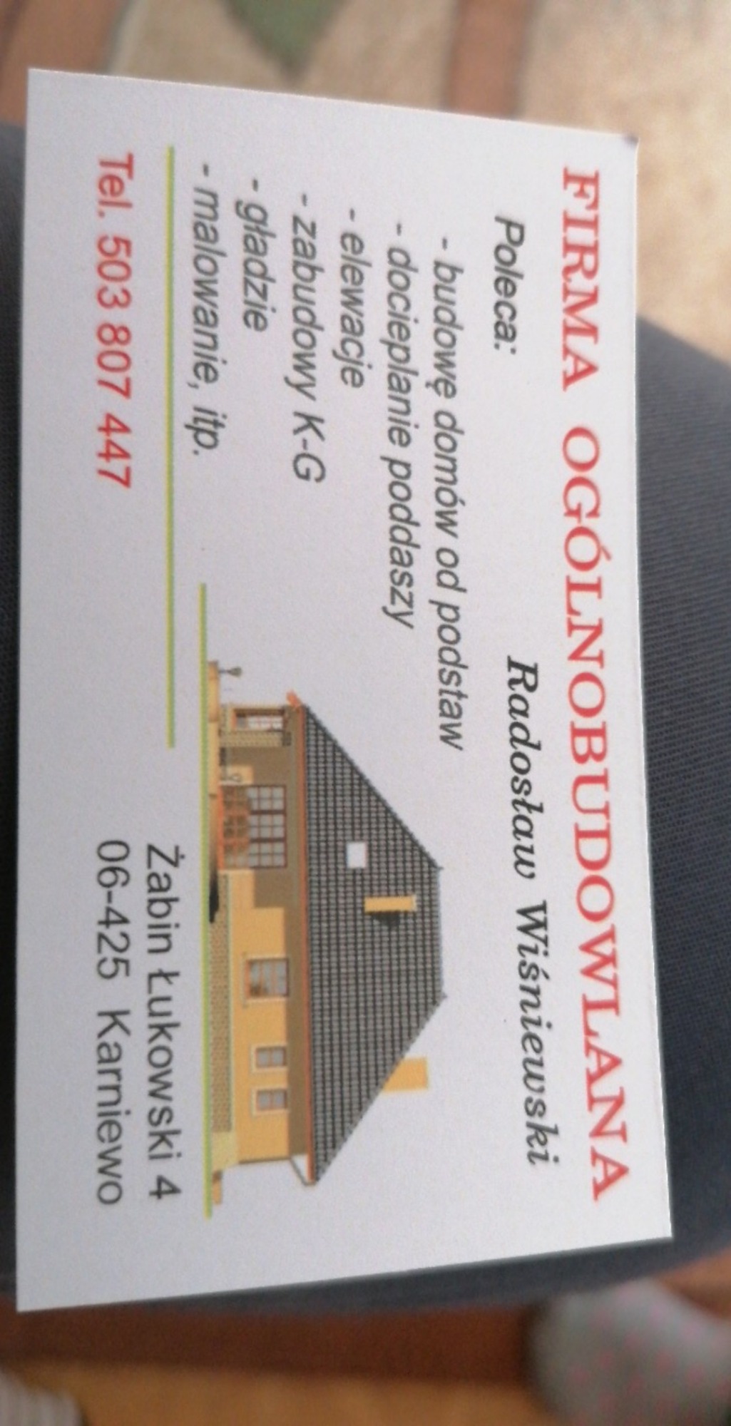 Wizytówka firmy ogólnobudowlanej Radosława Wiśniewskiego z ilustracją domu, oferującej budowę domów, docieplanie poddaszy, elewacje, zabudowy K-G, gładzie i malowanie.