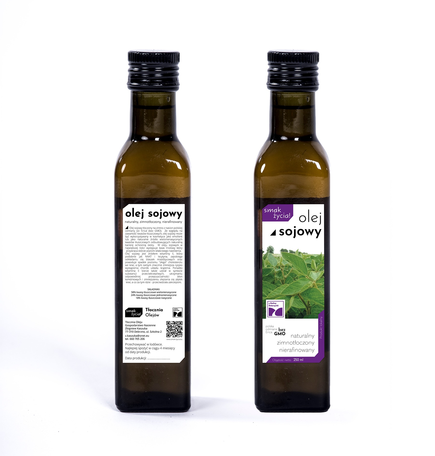 Dwie butelki oleju sojowego z ciemnego szkła, etykiety z tekstem i grafiką liści soi na białym tle.