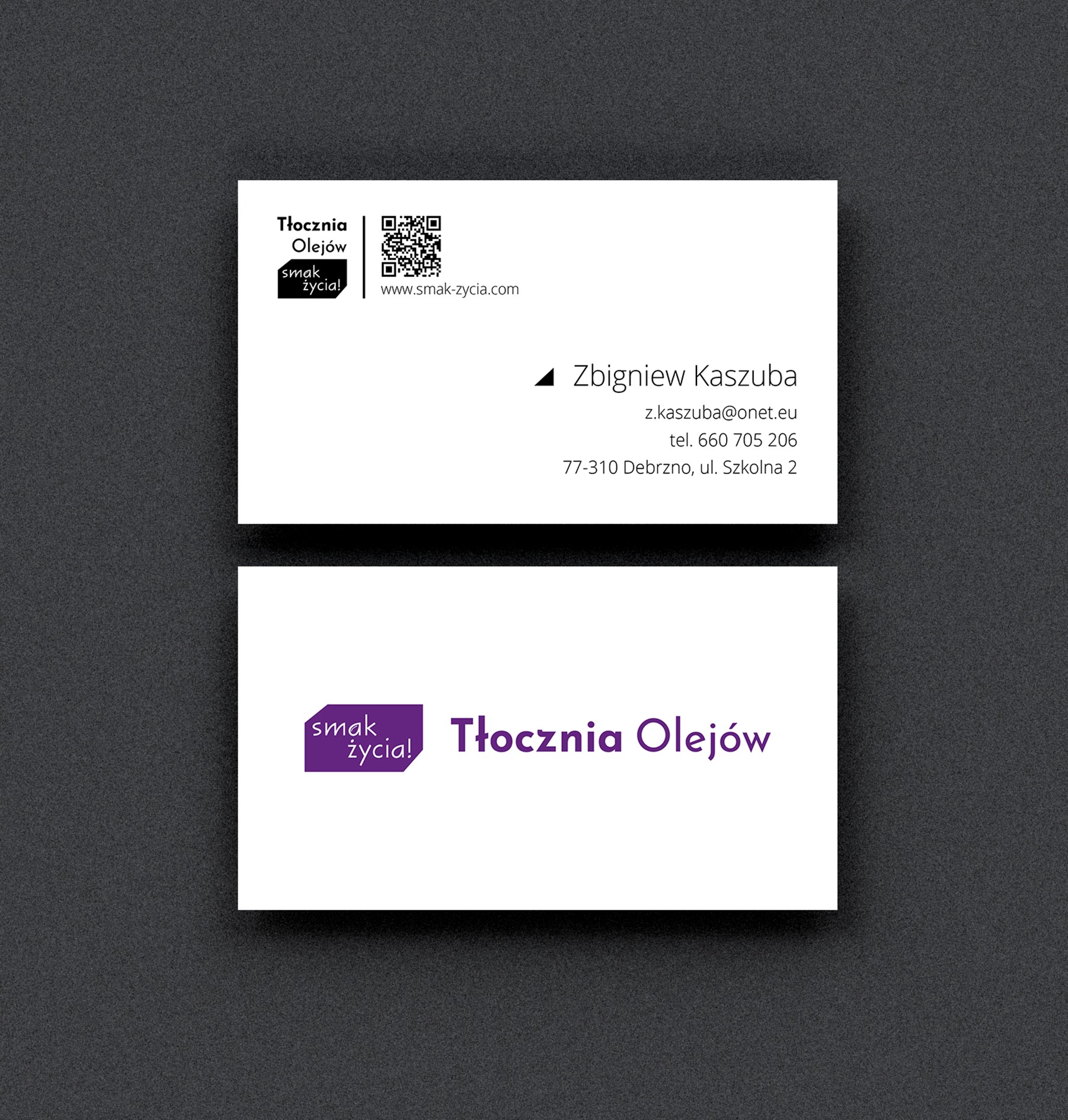 Dwie wizytówki firmy Tłocznia Olejów na ciemnoszarym teksturowanym tle, prezentujące logo, dane kontaktowe Zbigniewa Kaszuby, adres e-mail, numer telefonu oraz adres siedziby w Debrznie wraz...