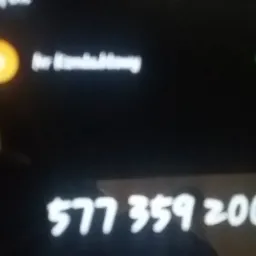 Zdjęcie ekranu telefonu wyświetlającego numer kontaktowy 577359200, z widocznym fragmentem interfejsu aplikacji.