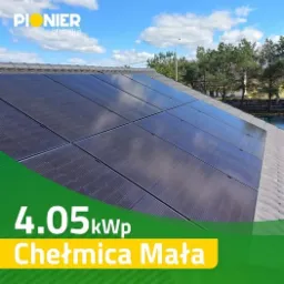 Panele słoneczne o mocy 4.05 kWp na szarym dachu skośnym, z logo firmy Pionier Energia w lewym górnym rogu i napisem 'Chełmica Mała' w dolnej części zdjęcia.