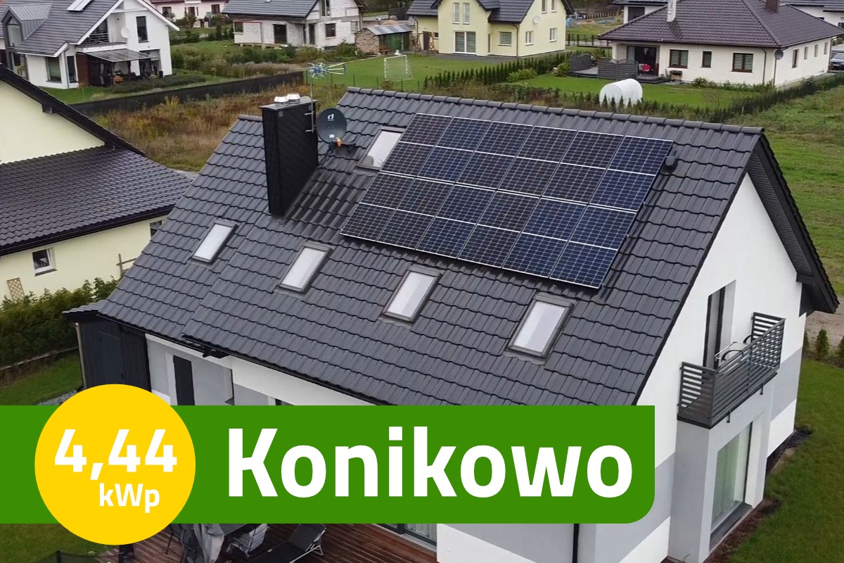 Panel fotowoltaiczny o mocy 4,44 kWp zamontowany na dachu domu jednorodzinnego w Konikowie, widok z góry na dach z oknami dachowymi i kominem.