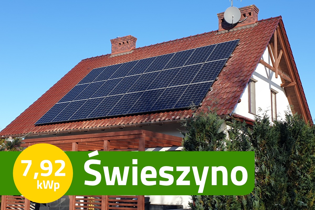 Panele fotowoltaiczne o mocy 7,92 kWp zamontowane na dachu domu jednorodzinnego z czerwoną dachówką, antena satelitarna na kominie, miejscowość Świeszyno.