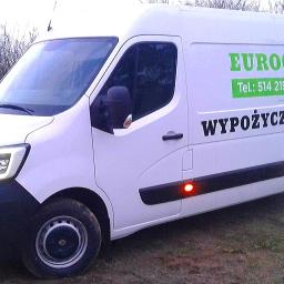 EuroCar-Tel Spółka z Ograniczoną Odpowiedzialnością - Biały bus Renault Master z napisem 'Wypożyczalnia Busów' i logo firmy Eurocar-Tel z numerami telefonów, zaparkowany na trawiastym terenie