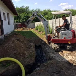 Prace przy drenażu (odwodnienia od rynien)