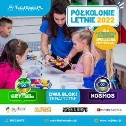 Instruktor pomaga dzieciom w budowaniu konstrukcji z kolorowych klocków podczas zajęć z robotyki; w tle widoczny plakat informujący o półkoloniach letnich 2022 z promocją dla nowych klientów.