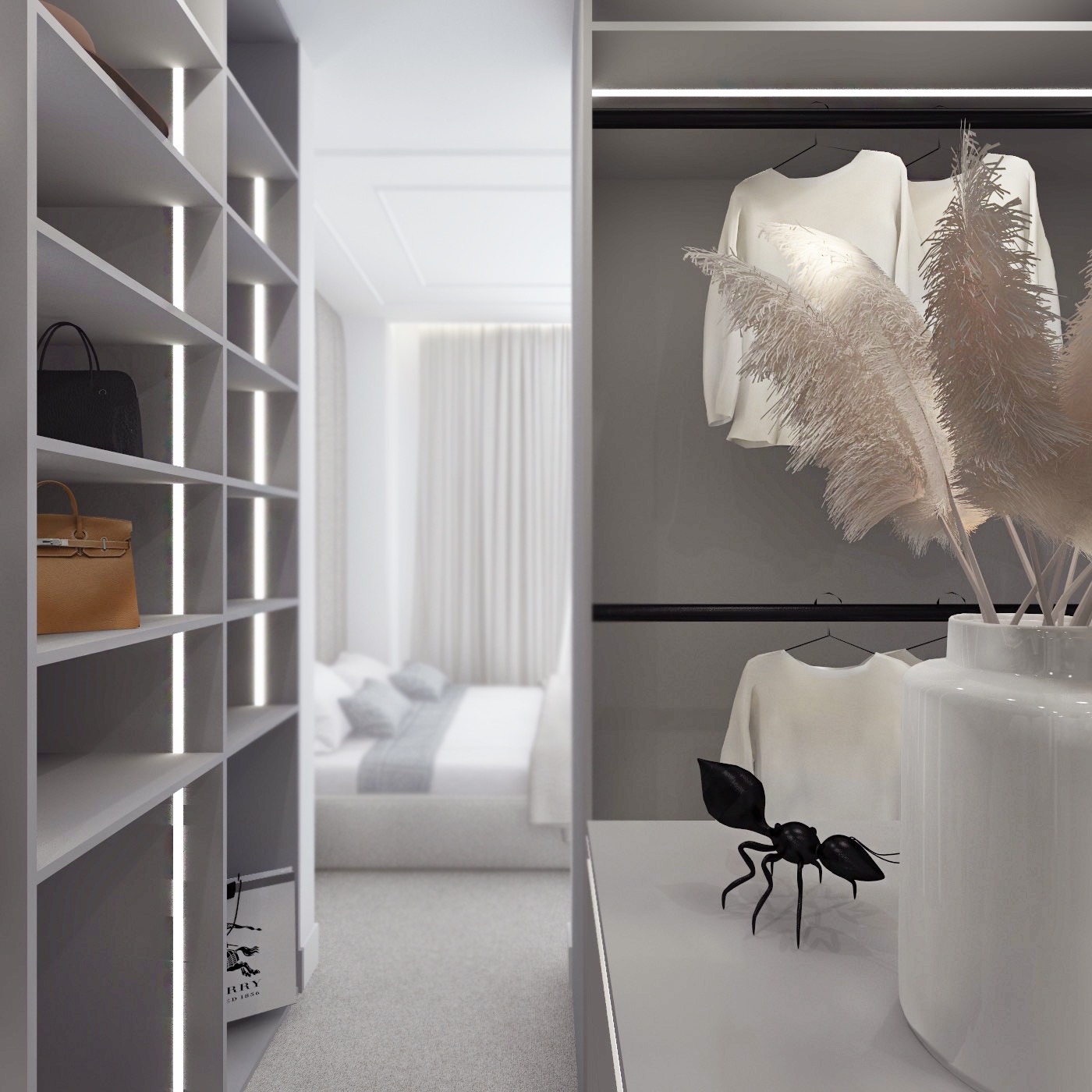 Wnętrze garderoby z otwartymi półkami podświetlanymi ledami, na których znajdują się torebki. W tle widoczny fragment sypialni z łóżkiem. Na pierwszym planie wazon z suchymi trawami i dekoracyjna...
