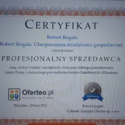 Certyfikat dla Roberta Rogali od Oferteo.pl, potwierdzający status profesjonalnego sprzedawcy ubezpieczeń działalności gospodarczej, wydany we Wrocławiu 28 kwietnia 2021.