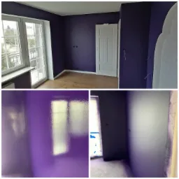 Pokój po malowaniu ścian na fioletowo, widoczne okno z białymi ramami, białe drzwi i drewniana podłoga. Na dole kolaż przedstawiający detale malowania ścian.