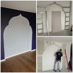 Trzy ujęcia przedstawiające tworzenie dekoracyjnej wnęki w kształcie łuku mauretańskiego: gotowa ściana z wzorem, szkielet z profili stalowych oraz nakładanie gładzi przez pracownika z poziomicą.