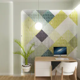 Domowe biuro z drewnianym biurkiem, białym krzesłem i komputerem iMac na tle ściany w geometryczne wzory, oświetlone wiszącą lampą.