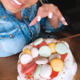 Torcik z makaronikami Marysia która jest na zdjęciu była zachwycona w białej polewie z czekolady