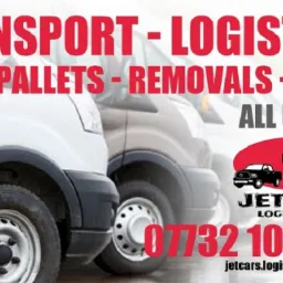 Reklama firmy transportowej Jet-Cars Logistics LTD z numerem telefonu i adresem email, na tle rzędu białych samochodów dostawczych, z hasłami Transport-Logistics, Pallets-Removals-Cars, All UK & EU.
