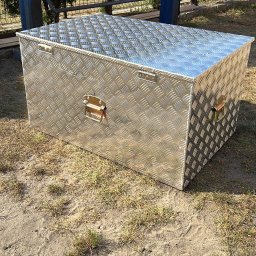 PROLAMIX JANUSZ LAMIK - Aluminiowa skrzynia narzędziowa z uchwytami, wzór diamentowy, na zewnątrz w Kadłubiu. W tle giętarka do blachy.