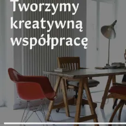 Biuro z drewnianym stołem na kozłach, krzesłem Eames w kolorze pomarańczowym i lampą biurkową, z napisem 'Tworzymy kreatywną współpracę' na pierwszym planie.