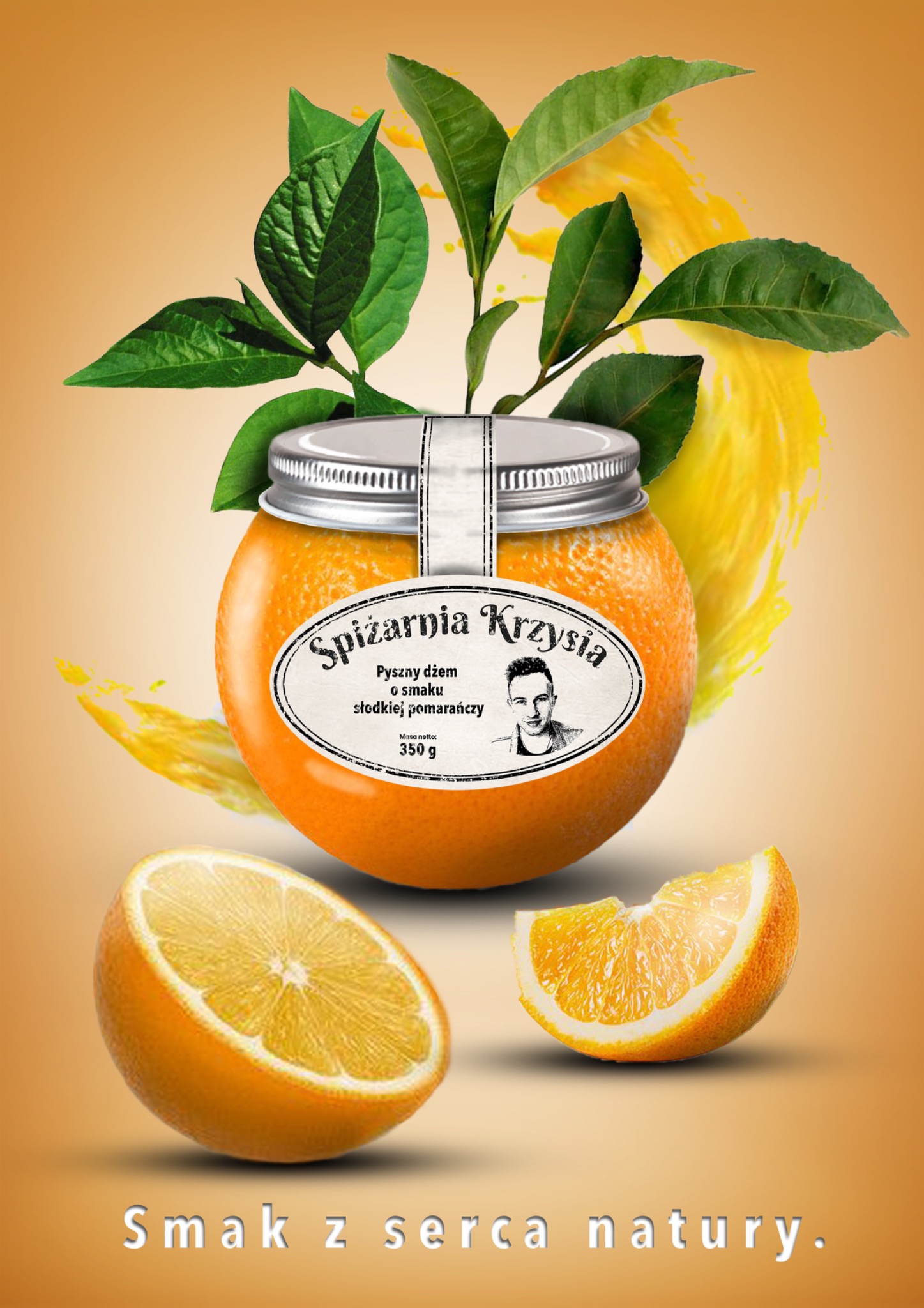 Reklama dżemu pomarańczowego 'Spiżarnia Krzysia' w słoiku przypominającym pomarańczę, z liśćmi na wieczku i plastrami pomarańczy w tle, na pomarańczowym tle z efektem rozprysku soku.