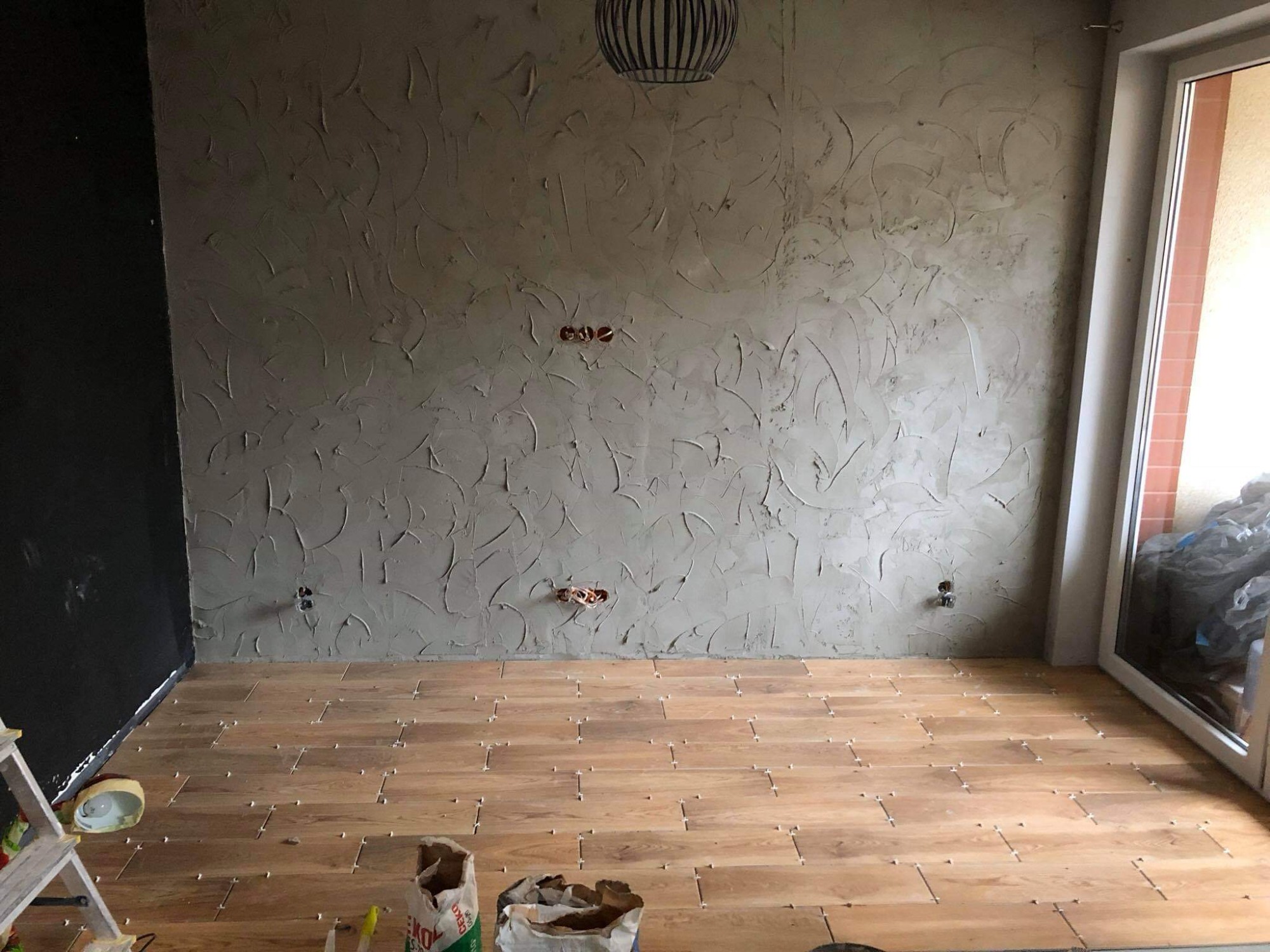 Ściana dekoracyjna na życzenie klienta + kładzenie płytek na podłodze