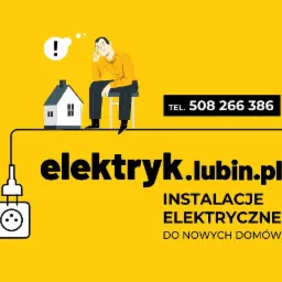 Ilustracja graficzna: Stylizowany elektryk siedzi na dachu domku z wykrzyknikiem, kabel łączy go z gniazdkiem, obok numer telefonu i napis 'elektryk.lubin.pl INSTALACJE ELEKTRYCZNE DO NOWYCH DOMÓW'...
