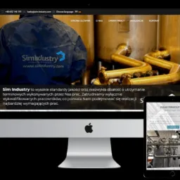 Prezentacja strony internetowej firmy Sim Industry na monitorze komputera iMac i tablecie iPad, z widocznym logo firmy na ubraniu pracownika oraz fragmentami instalacji przemysłowych w tle.
