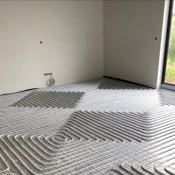 Wykonuje wszelkiego rodzaju instatalacje: 
-wody i kanalizacji
-gaz 
-centralnego ogrzewania 
-montaż kotłów gazowych 
-montaz armatury wszelakiego typu 
-drobne przeróbki instalacji jak i całe kompletne instalacje 
